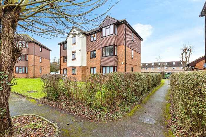1 Bedroom Flat For Sale In Willow Court, Skipton Way, Horley, Surrey, RH6