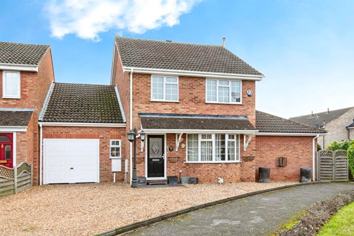 3 Bedroom Link Detached House For Sale In Eliot Close, Newport Pagnell, MK16