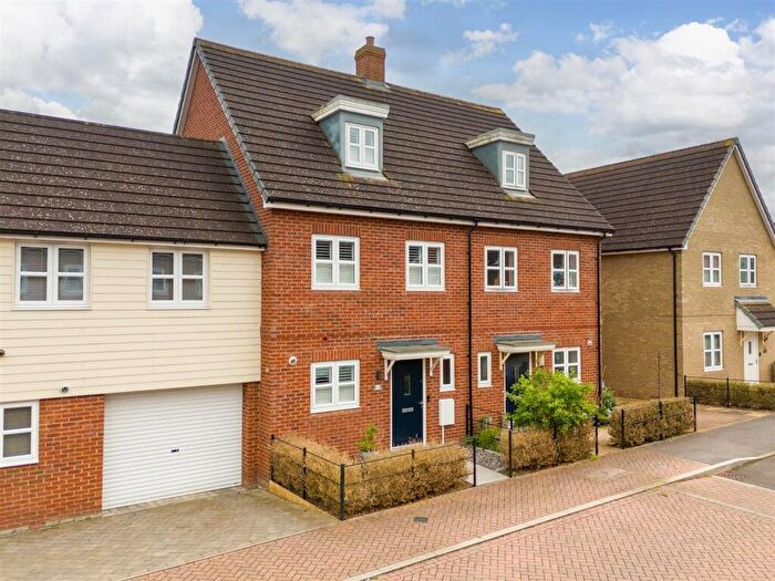 3 Bedroom Terraced House For Sale In Grieve Road, Aylesbury, HP18