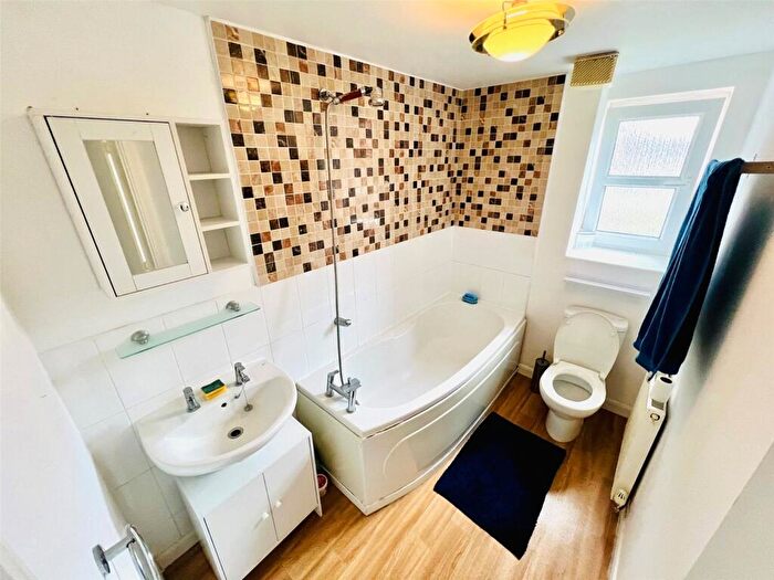 2 Bedroom Flat For Sale In Canal Court, Birmingham, West Midlands, B27