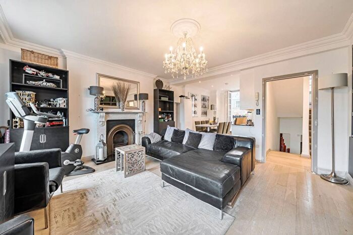 3 Bedroom Flat For Sale In Claverton Street, Pimlico, London, SW1V