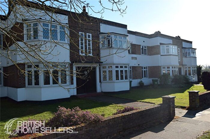2 Bedroom Flat For Sale In Little Gaynes Lane, Upminster, RM14