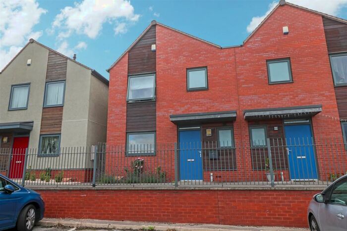 3 Bedroom Semi-Detached House To Rent In Rother View Road, Rotherham, S60