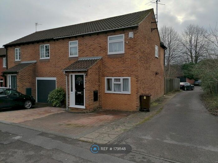 3 Bedroom Semi-Detached House To Rent In Chilcombe Way, Reading, RG6