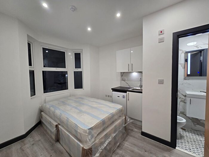 Studio To Rent In Queens Road, Southall, UB2