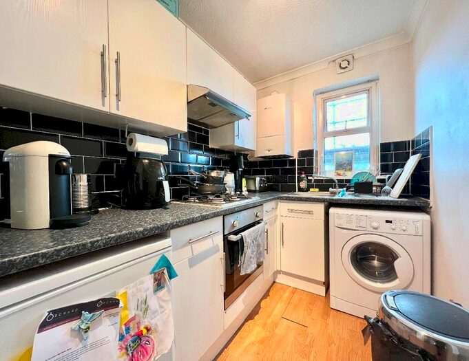 1 Bedroom Flat To Rent In Streatham High Road, London, SW16