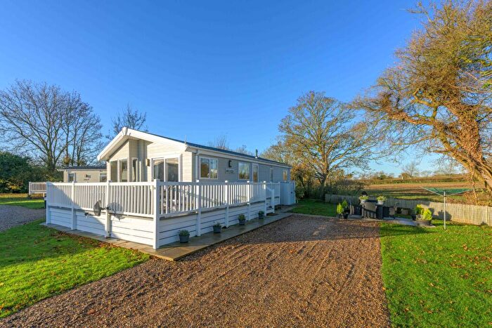 2 Bedroom Park Home For Sale In The Gunby Lake Holiday Park, Spilsby, PE23