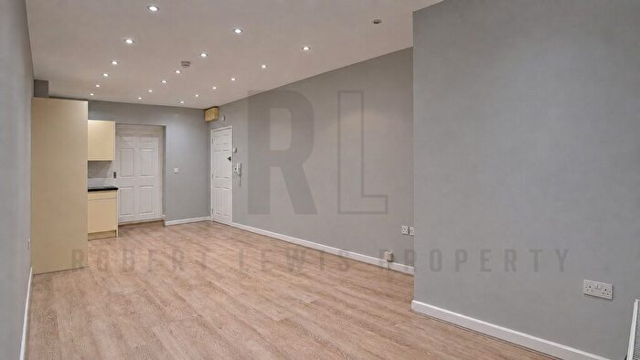 Studio To Rent In Finchley Road, London, NW11