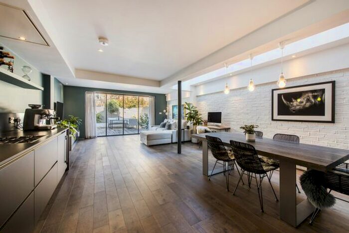 2 Bedroom Flat To Rent In Winsham Grove, Battersea, SW11