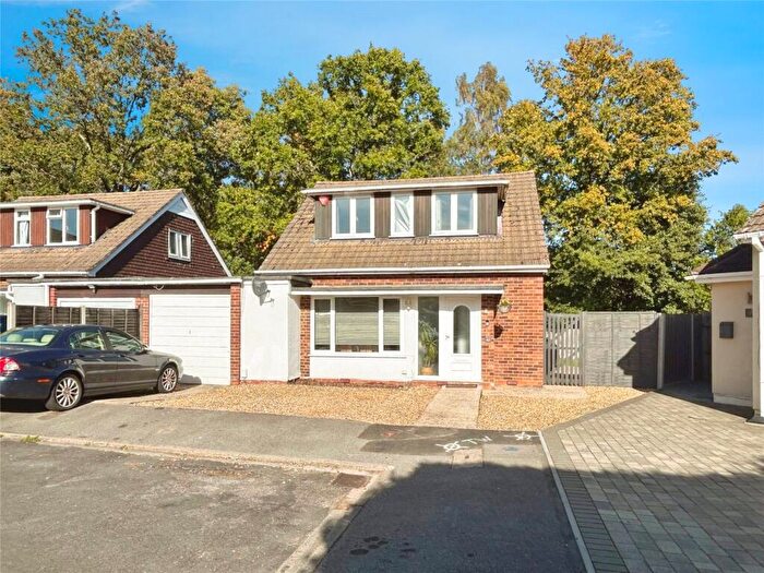 3 Bedroom Link Detached House For Sale In Lodge Grove, Yateley, Hampshire, GU46