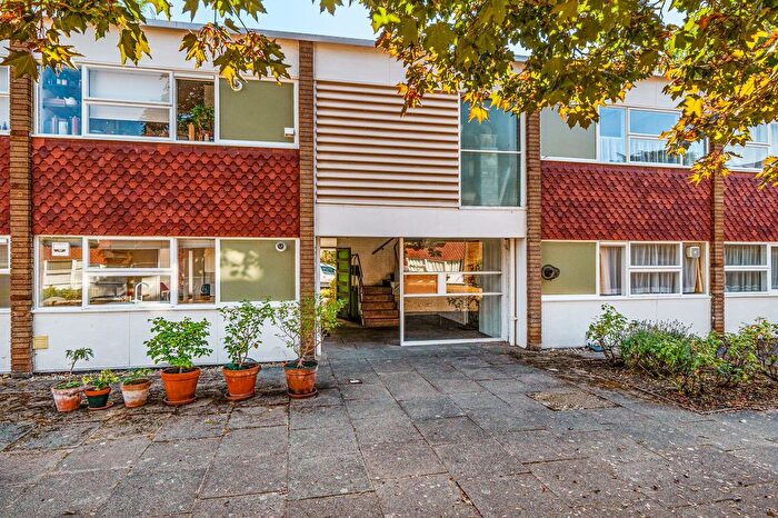 3 Bedroom Flat For Sale In Parkleys, Richmond, TW10
