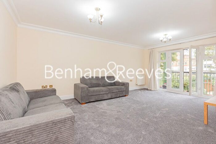 3 Bedroom Flat To Rent In Eastbury Avenue, Northwood, HA6