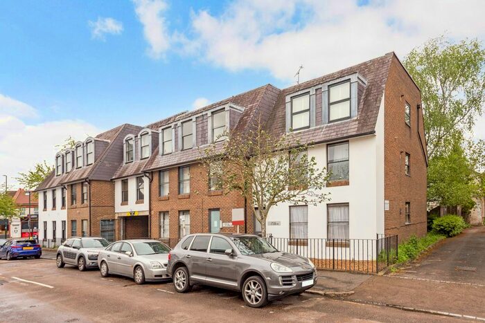 1 Bedroom Flat To Rent In St. Johns Road, Hampton Wick, Kingston Upon Thames, KT1