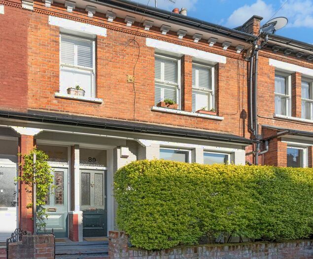 3 Bedroom Maisonette For Sale In Richmond Road, London, N15