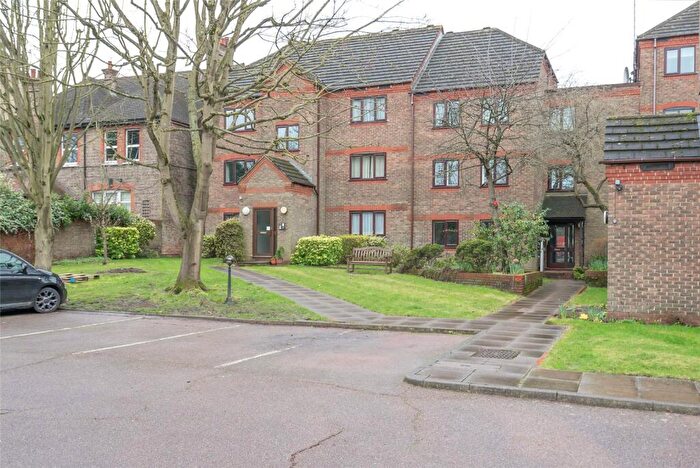 2 Bedroom Apartment For Sale In Caroline Close, London, N10