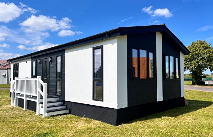 2 Bedroom Mobile/park Home For Sale In Barnet Lane, Borehamwood, WD6