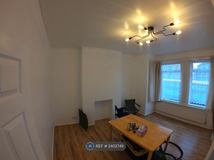 2 Bedroom Flat To Rent In Westhendon Broadway, London, NW9