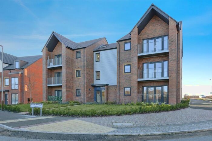 2 Bedroom Flat For Sale In Round Meadow Road, Leicester, LE4