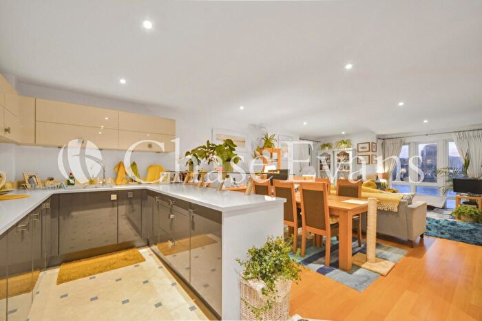3 Bedroom Flat For Sale In St Davids Square, Isle Of Dogs, London, E14