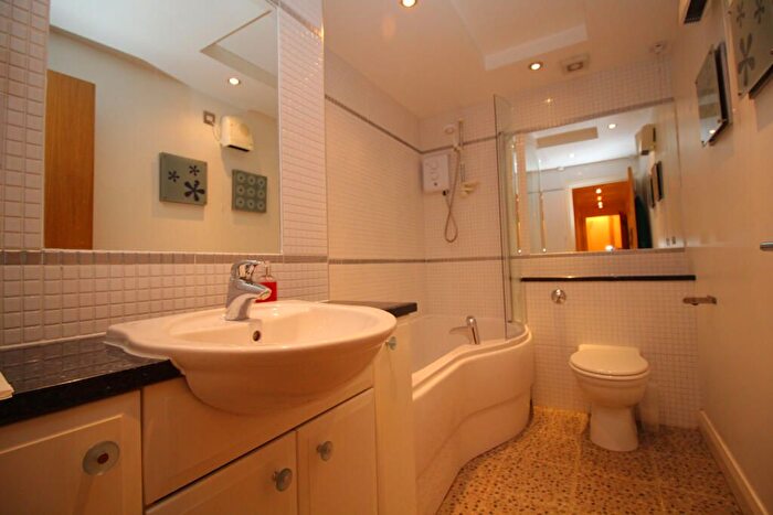 2 Bedroom Flat To Rent In St Lawrence Quay, Salford Quays, Salford, M50