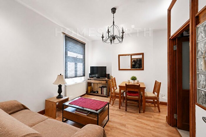 2 Bedroom Flat To Rent In Uxbridge Road, Shepherd's Bush, W12