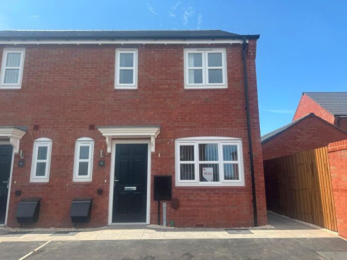 3 Bedroom Town House For Sale In Stanier Drive, Hartshorne, Swadlincote, DE11