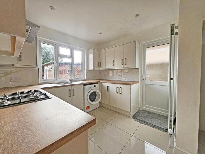 3 Bedroom End Of Terrace House To Rent In Cambrian Avenue, Ilford, IG2