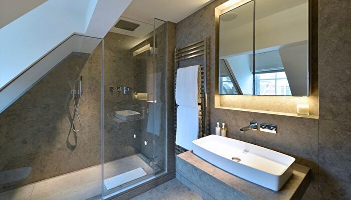 2 Bedroom Flat To Rent In Duke Street, London, W1K