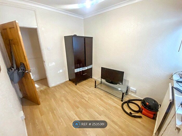 2 Bedroom Flat To Rent In Cubitt House, London, SW4