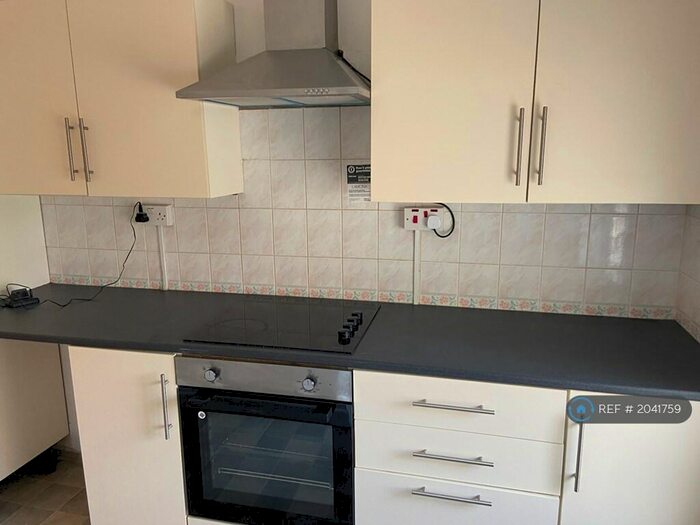 2 Bedroom Flat To Rent In Ivydene, Whitland, SA34