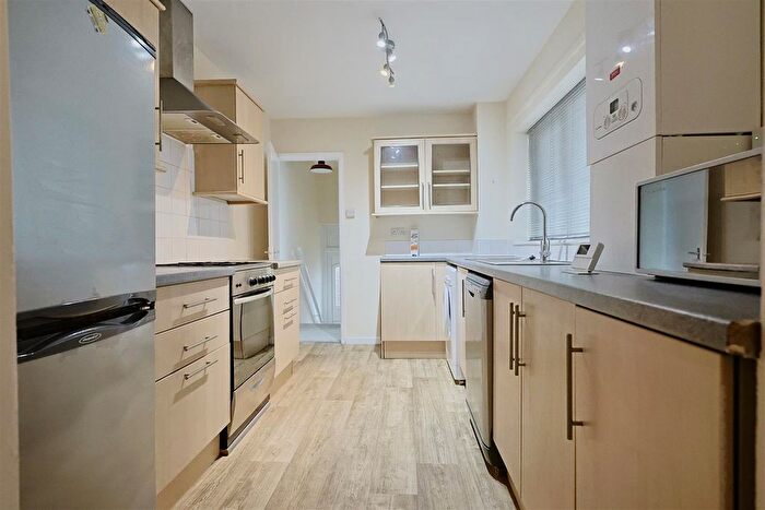 3 Bedroom Flat To Rent In Helmsley Road, Newcastle Upon Tyne, NE2