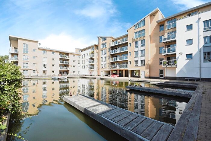 2 Bedroom Flat For Sale In Lockside Marina, Chelmsford, CM2