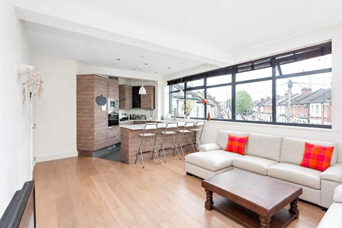 4 Bedroom Apartment To Rent In Villiers Road, Willesden Green, NW2