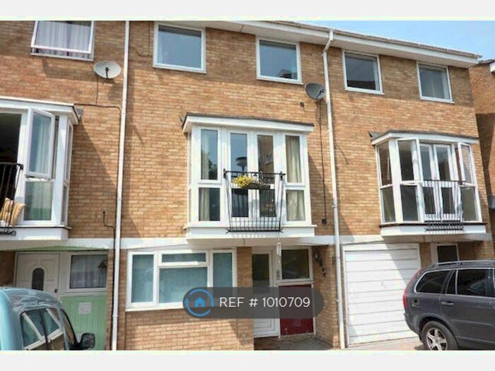 4 Bedroom Terraced House To Rent In Staines Square, Dunstable LU6
