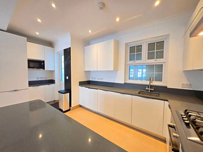 3 Bedroom Flat To Rent In Ashbourne Avenue, London, NW11