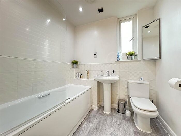 3 Bedroom Terraced House To Rent In Commonwealth Avenue, Manchester, M11