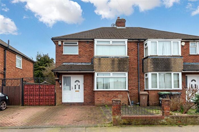 3 Bedroom Semi Detached House For Sale In Blaydon Road, Luton, Bedfordshire, LU2