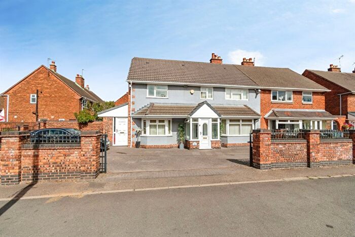 5 Bedroom Semi-Detached House For Sale In Selby Way, Walsall, WS3