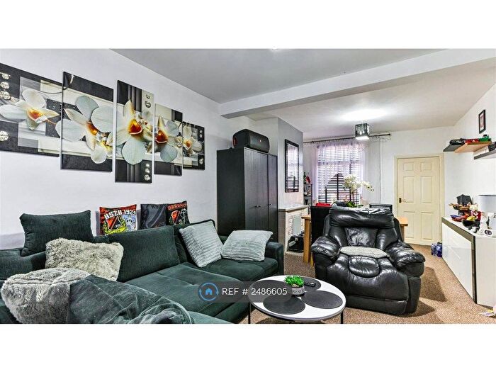 3 Bedroom Terraced House To Rent In Havelock Street, Kettering, NN16