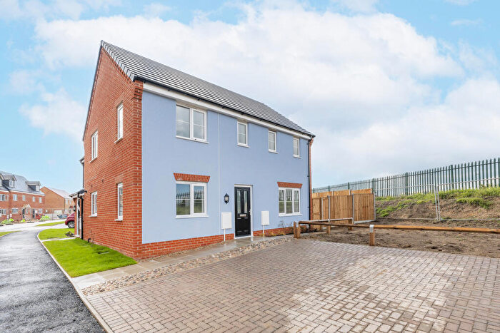 3 Bedroom Semi-Detached House To Rent In Oak Tree Lane, Hellesdon, Norwich, NR6