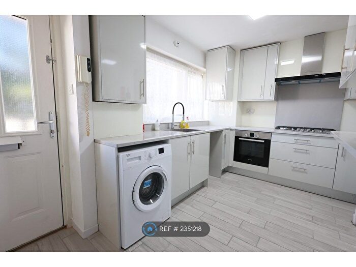 4 Bedroom Flat To Rent In Rupert Gardens, London, SW9