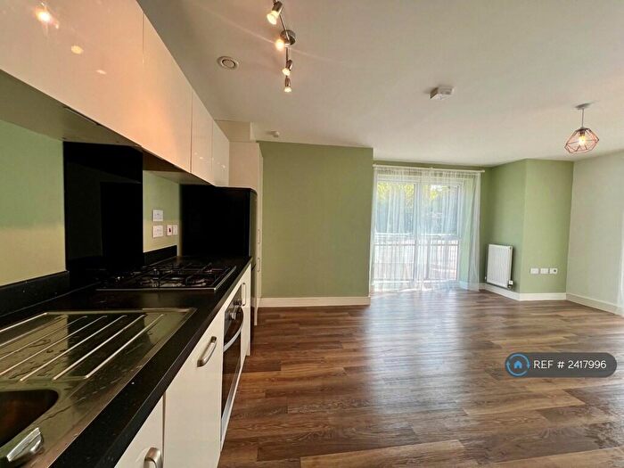 2 Bedroom Flat To Rent In Holly Acre, Dunstable, LU5