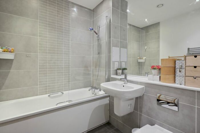 2 Bedroom Flat For Sale In Carter Court, Gilding Way, Southall, UB2