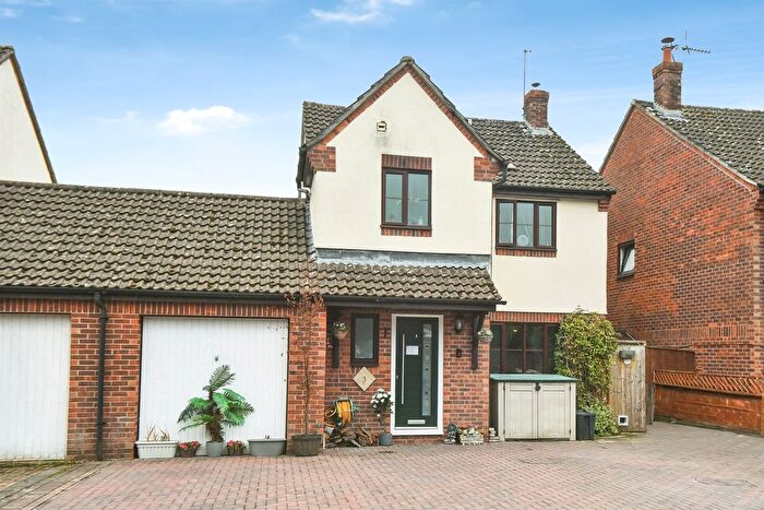 3 Bedroom Link Detached House For Sale In Hatherell Road, Chippenham, SN15