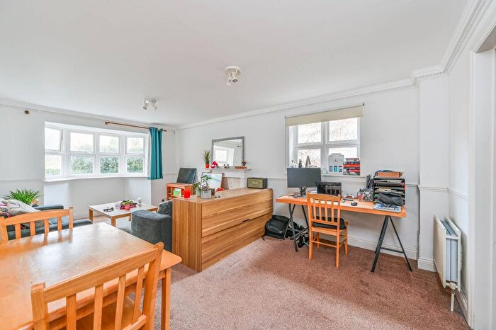 2 Bedroom Flat To Rent In Bakery Close, Oval, London, SW9