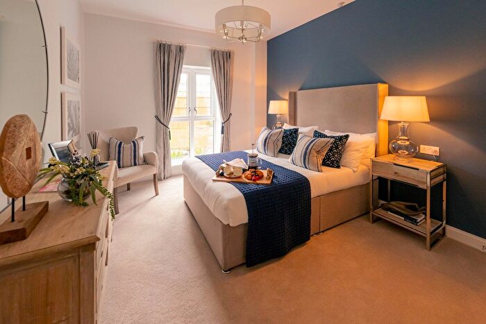 1 Bedroom Flat To Rent In Queens Road, Weybridge, KT13