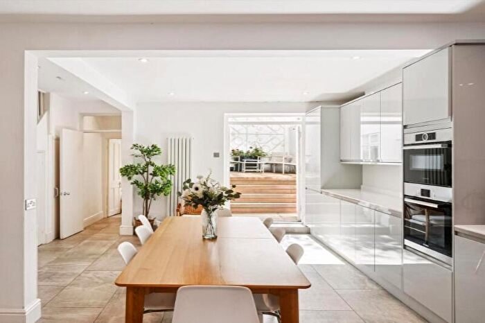 3 Bedroom Flat To Rent In Hamilton Terrace, NW8