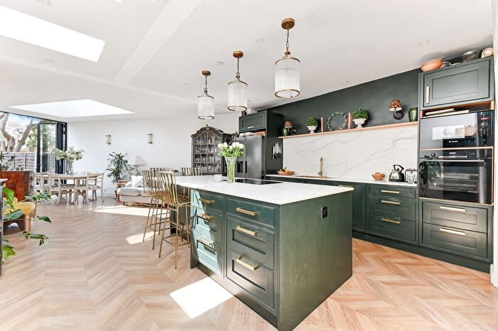 4 Bedroom Property To Rent In Garratt Lane, SW18