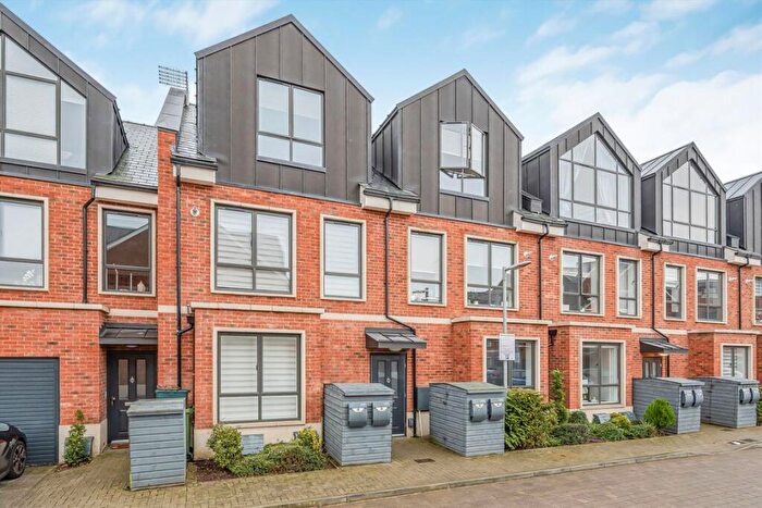 1 Bedroom Flat To Rent In Harlow Gardens, Kingston Upon Thames, KT1