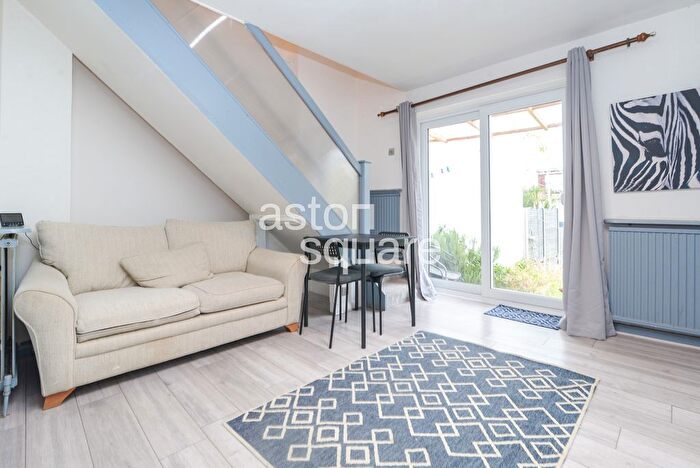 2 Bedroom Maisonette To Rent In Holders Hill Drive, London, NW4